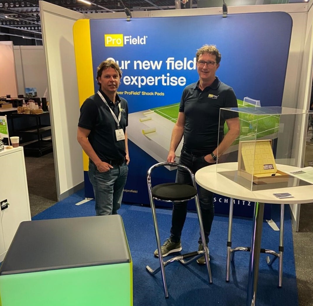 2 mannen op beursstand-1