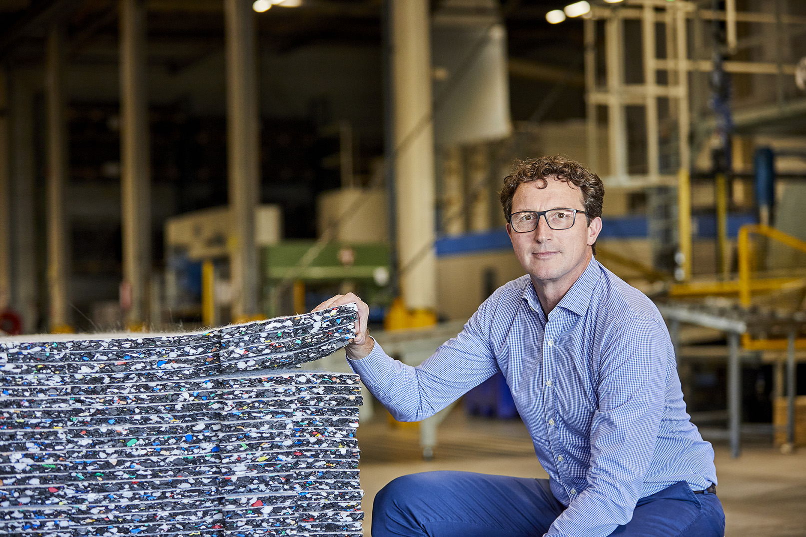 Man gehurkt naast een stapel shockpads